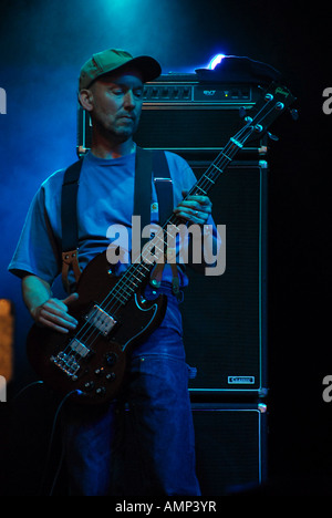 Bassist von The sahen Ärzte in Baseball-Kappe auf der Bühne bei The Wychwood Festival 2006 Stockfoto