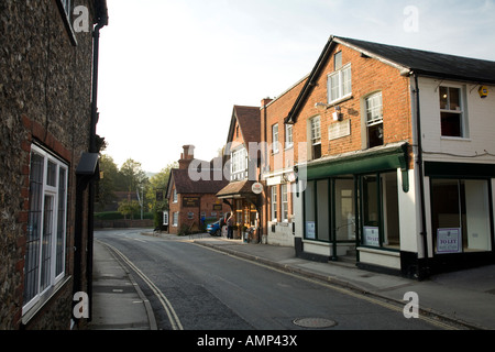 Zeigen Sie entlang Goring High Street mit Blick auf die Miller Mansfield Kneipe an Stockfoto