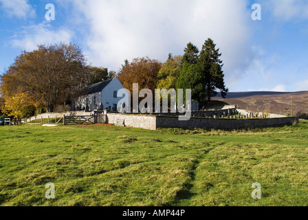 dh STRATHSPEY INVERNESSSHIRE Insh Kirche Friedhof herbstliche Bäume Stockfoto