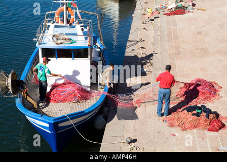 dh-BOSA-Sardinien-Fischer-Kai Boot Fischernetze Stockfoto