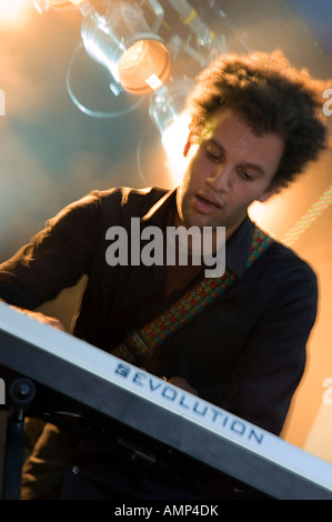 Gitarrist und Keyboarder Tyondai Braxton aus Schlacht auf der Bühne am Supersonic Festival Birmingham Custard Factory Stockfoto