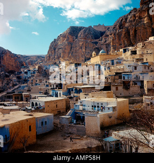 Syrien Malula Berge St Thekla Kloster mit Blick auf Dorf blaue Kuppel rechts Stockfoto