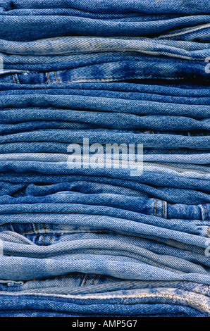 Stapeln von alten Jeans Stockfoto