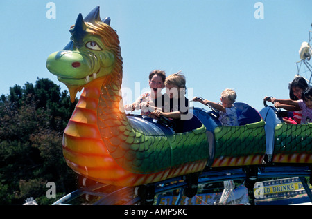 Kinder schreien vor Freude auf ein Fahrgeschäft. Stockfoto