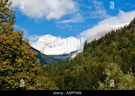 Berg Triglav, betrachtet aus dem Dorf Stara Fuzina, in der Nähe von See Bohinj, Slowenien. Stockfoto