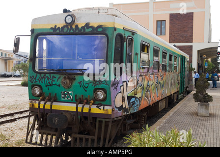 Dh Bahnhof Alghero Sardinien Italien Graffiti bemalten Zug am Terminus Italienisch Stockfoto