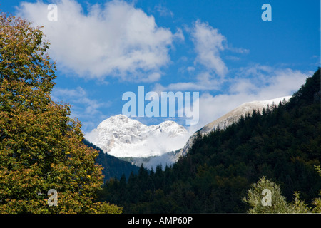 Berg Triglav, betrachtet aus dem Dorf Stara Fuzina, in der Nähe von See Bohinj, Slowenien. Stockfoto