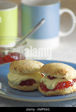 Köstliche Clotted Cream Scones in einem pastellfarbenen Ambiente. Mit Jam! Stockfoto