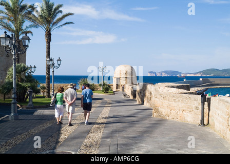 dh ALGHERO Sardinien touristischen Familie entlang der alten Stadt-Wand-promenade Stockfoto