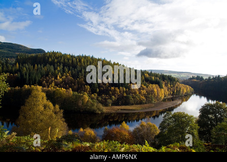 dh Scottish Highlands LOCH FASKALLY PERTHSHIRE Scenic Autumn Trees Beautiful uk Landscape Forest Tranquil country Autumn Scotland glen Lochs Woods Stockfoto