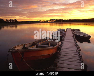 Lockwood Reservoir auf der North Yorkshire Moors in der Nähe von Kolonialwarenhändler mit November Morgenrot Stockfoto