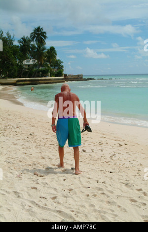 Alter Mann zu Fuß am Strand in Barbados Stockfoto