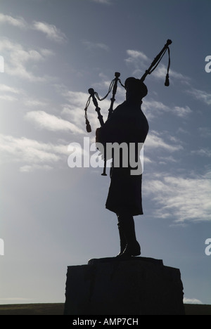 dh Dudelsack Schottische Denkmäler BRUAR PIPER STATUE SCHOTTLAND 51. Highland Division Krieg Denkmal Silhouette Highlander Soldat Dudelsack Stockfoto