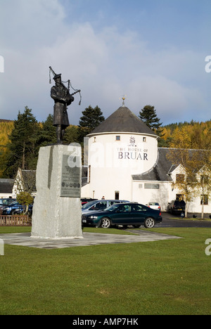 dh BRUAR PERTHSHIRE 51. Highland Division war Memorial Statue und Einkaufszentrum Highlander Dudelsackspieler Soldat Stockfoto