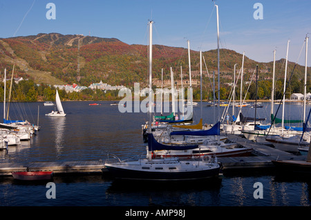 Boote am Lac Tremblant, Tremblant See, in der Tremblant Resort, Dorf, Laurentides, Quebec, Kanada. Stockfoto
