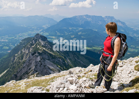 Weibliche Wanderer genießen Aussicht auf Berchtesgaden und den deutschen Alpen Stockfoto