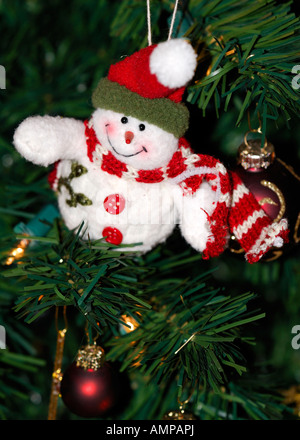 Glänzende Weihnachtskugeln auf einen künstlichen Baum Stockfoto