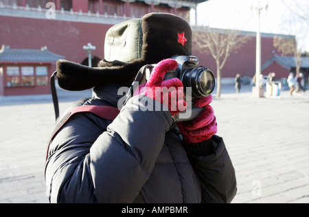 Touristen fotografieren in der verbotenen Stadt, Peking, China Stockfoto