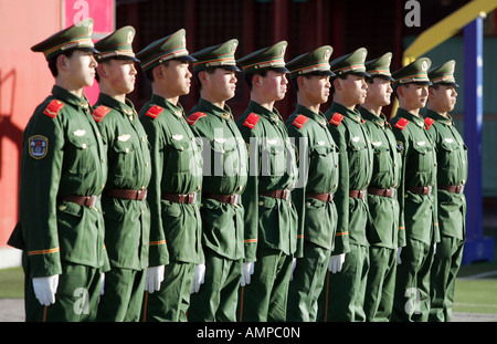 Chinesische Soldaten vor dem Kaiserpalast, Peking, China Stockfoto