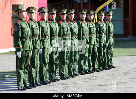 Chinesische Soldaten vor dem Kaiserpalast, Peking, China Stockfoto