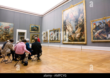 Deutschland Bayern München Alte Pinakothek München Alte Pinakothek flämischer Gemälde Besucher vor dem Gemälde der letzten Jud Stockfoto