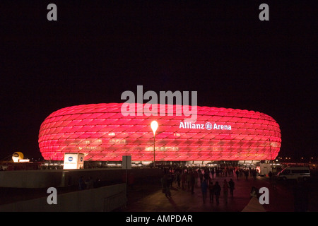 Deutschland Bayern München beleuchtete Fußball Stadion Allianz Arena in der Nacht Spiel für UEFA Pokal 08 11 2007 FC Bayern Stockfoto