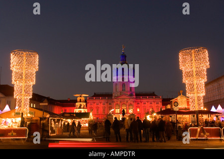 Deutschland Hauptstadt Berlin das erste Weihnachten Markt vor das beleuchtete Schloss Charlottenburg die Sommerresidenz der Stockfoto