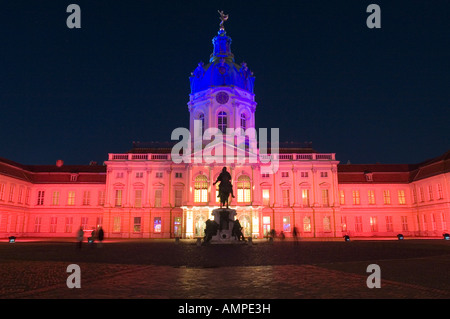 Deutschland Hauptstadt Berlin das beleuchtete Schloss Charlottenburg die Sommerresidenz der preußischen Könige von 1695 bis 1713 erbaut Stockfoto