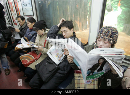 Menschen in der u-Bahn, Peking, China Stockfoto