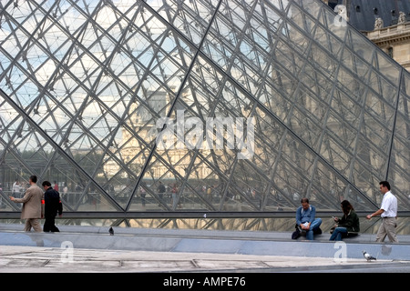 Glas und Stahl Pyramide von Louve in Paris wurde entworfen von dem Architekten ich M Pei Stockfoto