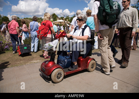 behinderte Frau auf Motorroller an der Hampton Court Flower Show UK Stockfoto