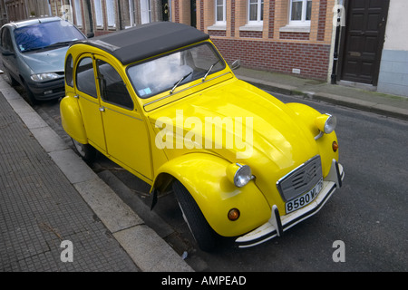 Citroen 2CV in Fecamp Normandie Frankreich geparkt Stockfoto