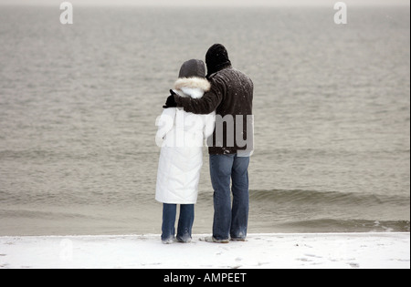 Menschen umarmen an einem Strand im Winter, Zingst, Deutschland Stockfoto