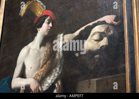 Ein Gemälde im Louvre in Paris Frankreich zeigt eine jungenhafte David in einem gefiederte Hut hält den blutenden Kopf von Goliath Stockfoto