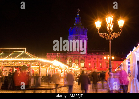 Berlin der erste Weihnachtsmarkt vor dem beleuchteten Charlottenburger Schloss die Sommerresidenz der preußischen Könige Stockfoto