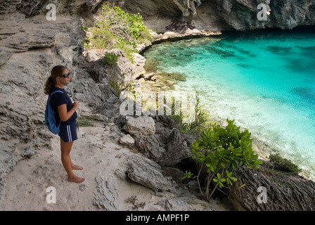 Mädchen am Dean es Blue Hole, Long Island, Bahamas Stockfoto