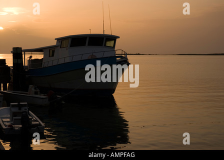 Boote bei Sonnenaufgang, Clarence Town, Long Island, Bahamas Stockfoto