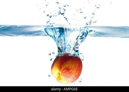 Pfirsich-Spritzer ins Wasser Stockfoto