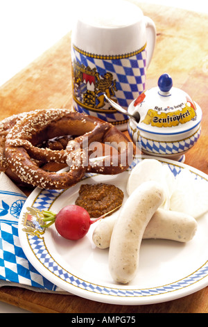 Typisch bayerische Weißwurst mit Bier Stockfoto