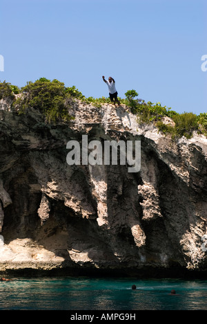 Mann springt von Klippe am Dean es Blue Hole, Long Island, Bahamas Stockfoto