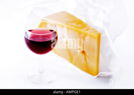 Italienische Käse und einem Glas Rotwein Stockfoto