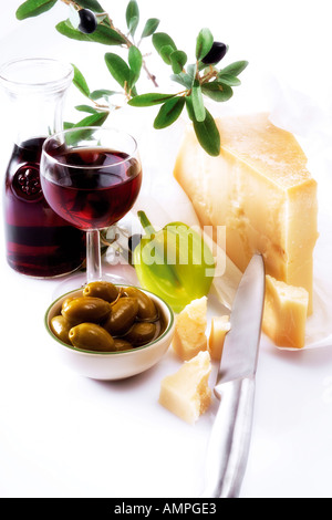 Italienischer Käse, Rotwein und Oliven Stockfoto