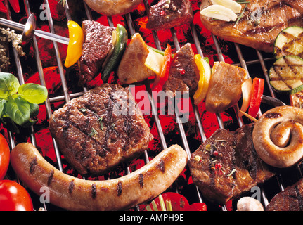 Fleisch- und Wurstwaren auf grill Stockfoto