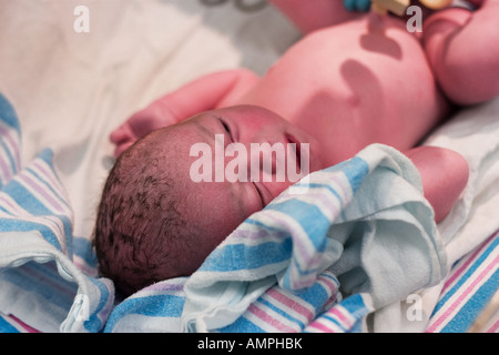 Neugeborenes Baby junge ruhen nach dem ausgecheckt im Kreißsaal Stockfoto