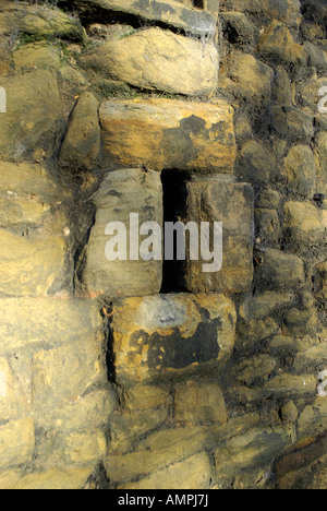 Schießscharten in der Wand im Burradon Tower, Northumberland, England. Stockfoto