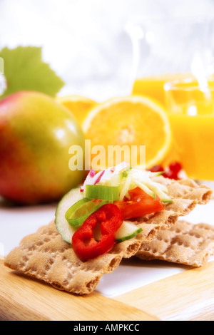 Knäckebrot mit Gemüse Stockfoto