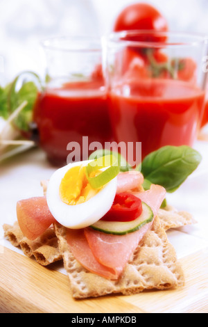 Knäckebrot mit Schinken und Ei Stockfoto