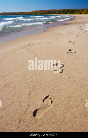 Fußspuren im Sand entlang der Strand von Pancake Bay, Lake Superior, Great Lakes, Ontario, Kanada. Stockfoto