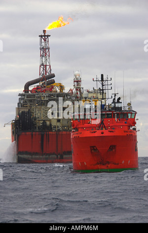 Schiehallion FPSO und Esvagt Stecker Stockfoto