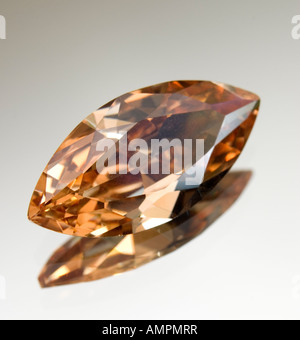 Champagner Diamant (Cubic Zirkonia). Marquise-Schliff Stockfoto